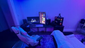 薄暗い部屋にパソコンと蛍光灯のあかりがほのかに光っている